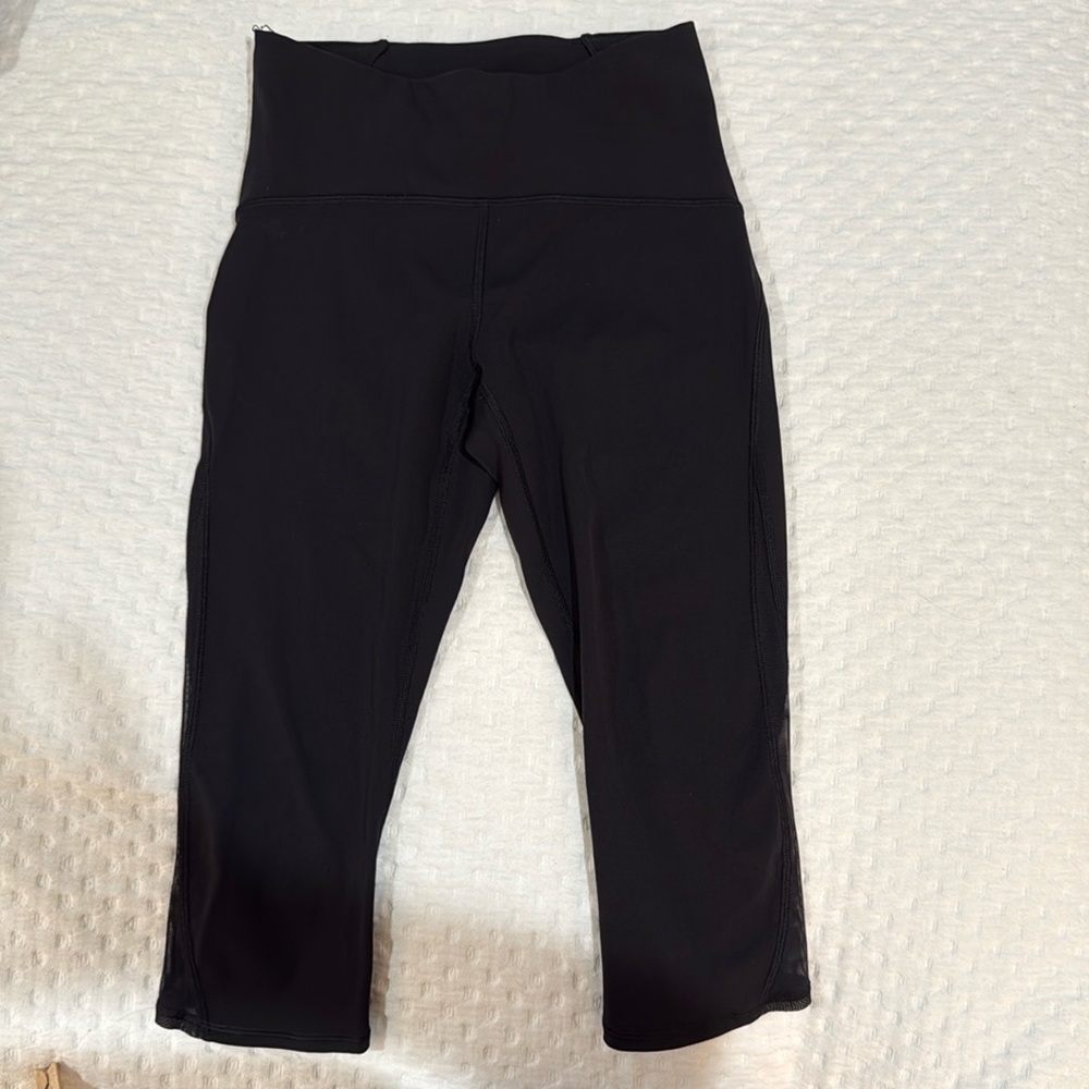 size 6 lulu lemon capri legging with mesh